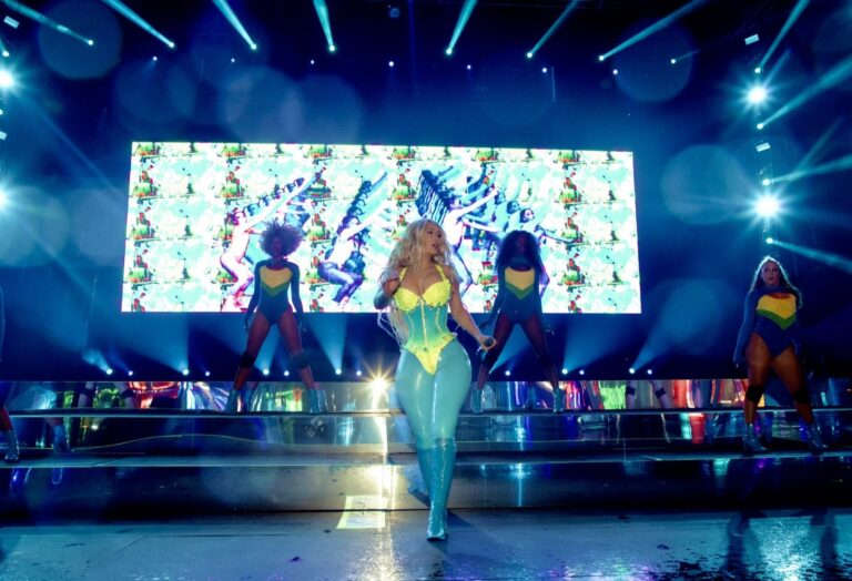 The Town exalta a energia do pop com Iggy Azalea em performance vibrante no palco Skyline, acompanhada por dançarinas com figurino inspirado na bandeira do Brasil.