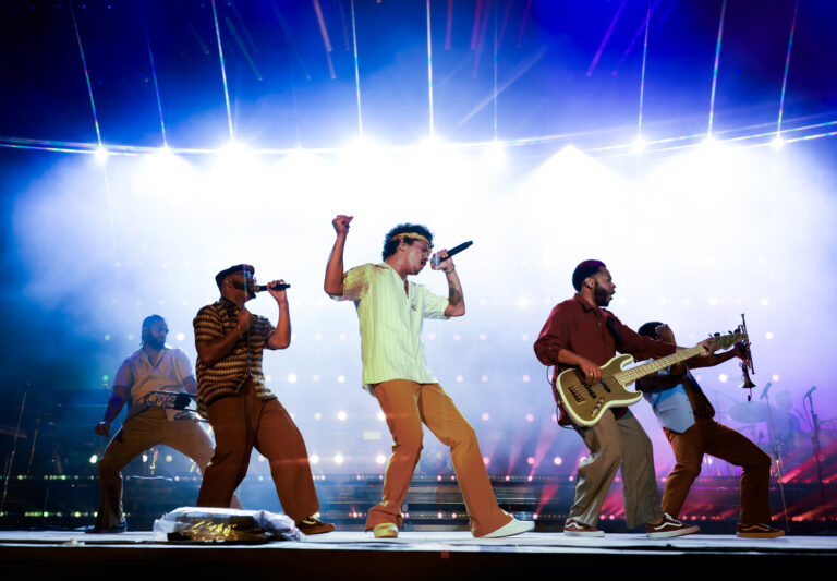 The Town vibra com show de Bruno Mars e sua banda, que encantam o público com performance sincronizada, luzes pulsantes e atmosfera retrô no palco principal.
