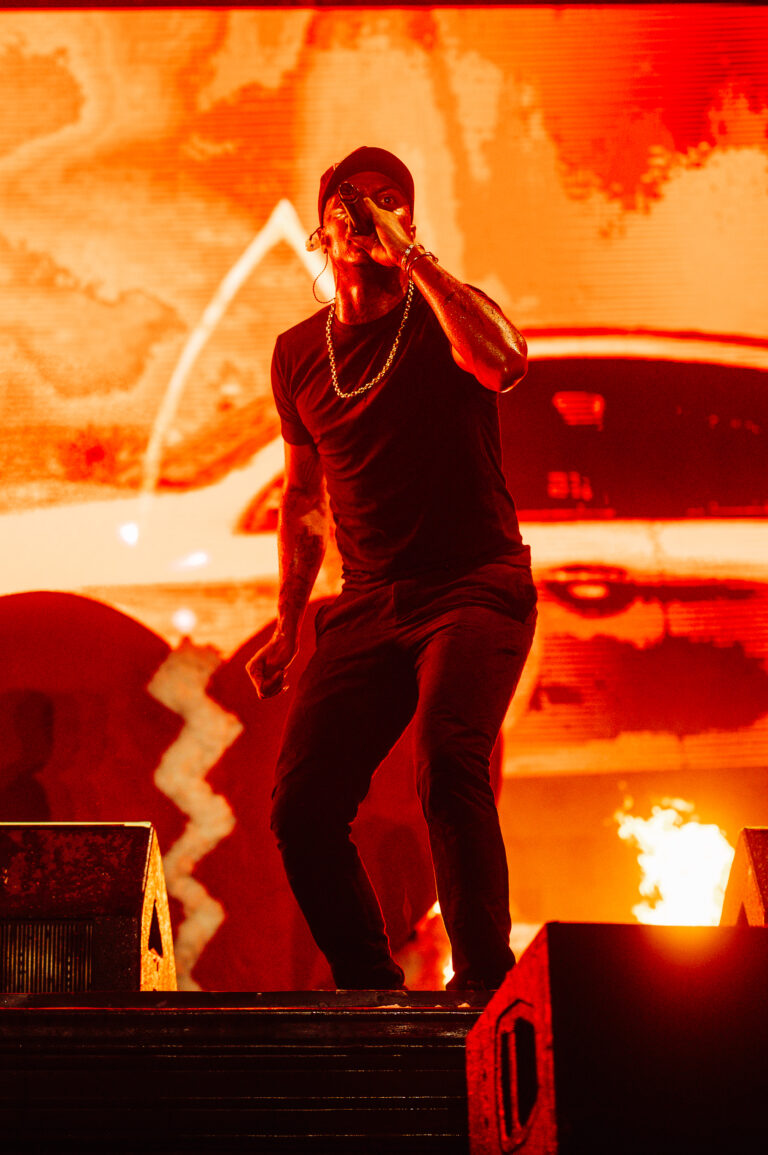 The Town é incendiado por show enérgico de KayBlack no palco Factory; rapper domina a cena com performance intensa, efeitos visuais em vermelho e clima de adrenalina total