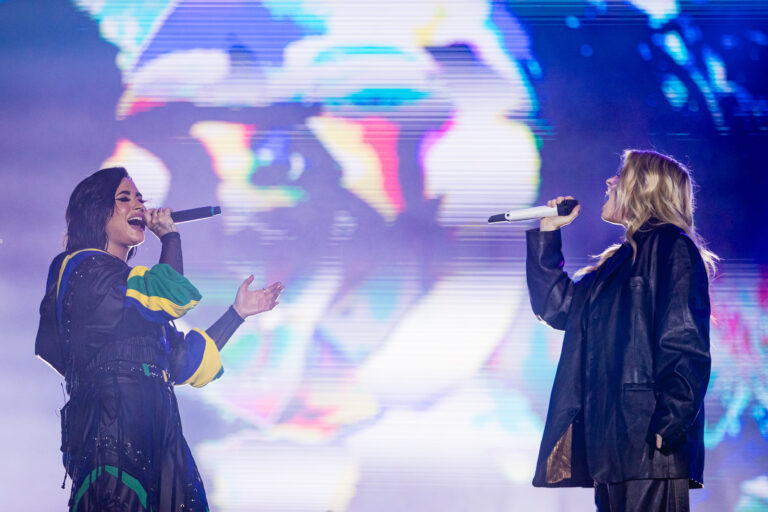 The Town promove encontro icônico entre Demi Lovato e Luísa Sonza; dupla canta em sintonia em show marcado por emoção, luzes e representatividade brasileira.
