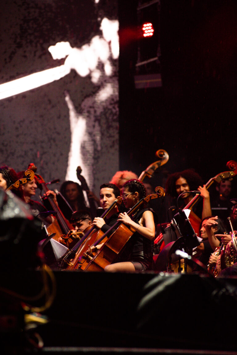 The Town valoriza a música clássica com apresentação orquestral impactante no palco The One, onde músicos de cordas emocionam o público com arranjos ao vivo sob iluminação intensa.