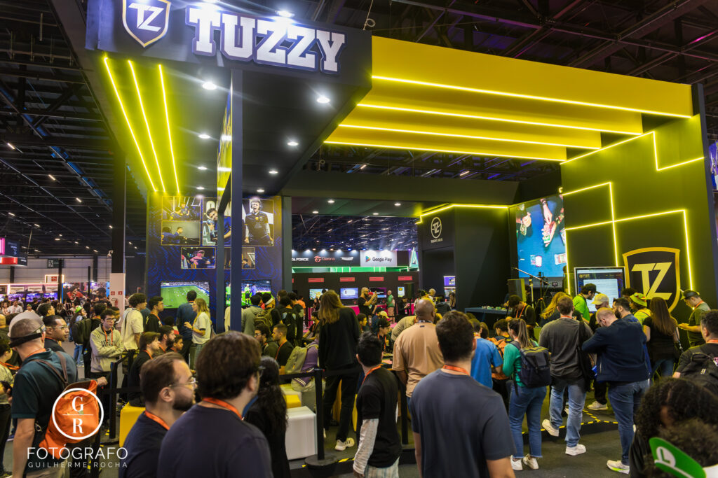 Tuzzy na Gamescom Latam 2025 com grande público, telão de jogos e ativações ao redor do estande.