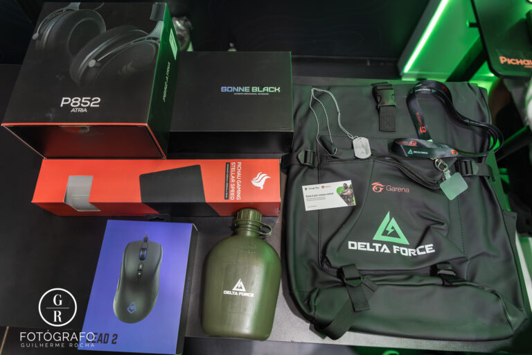 Brindes e acessórios Garena Delta Force exibidos na Gamescom Latam 2025.