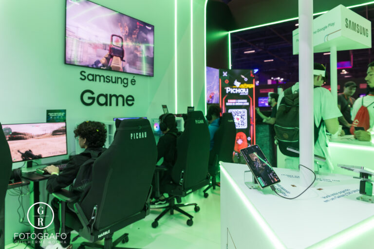 Jogadores testando Garena Delta Force no estande durante a Gamescom Latam 2025.