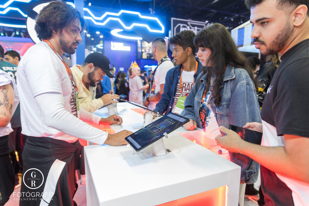 Gravity na Gamescom Latam engaja o público em ativações digitais no tablet com gacha de brindes do Gunbound.