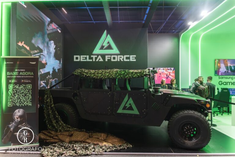 Estande Garena Delta Force na Gamescom Latam 2025 com veículo militar e banner para download do jogo.