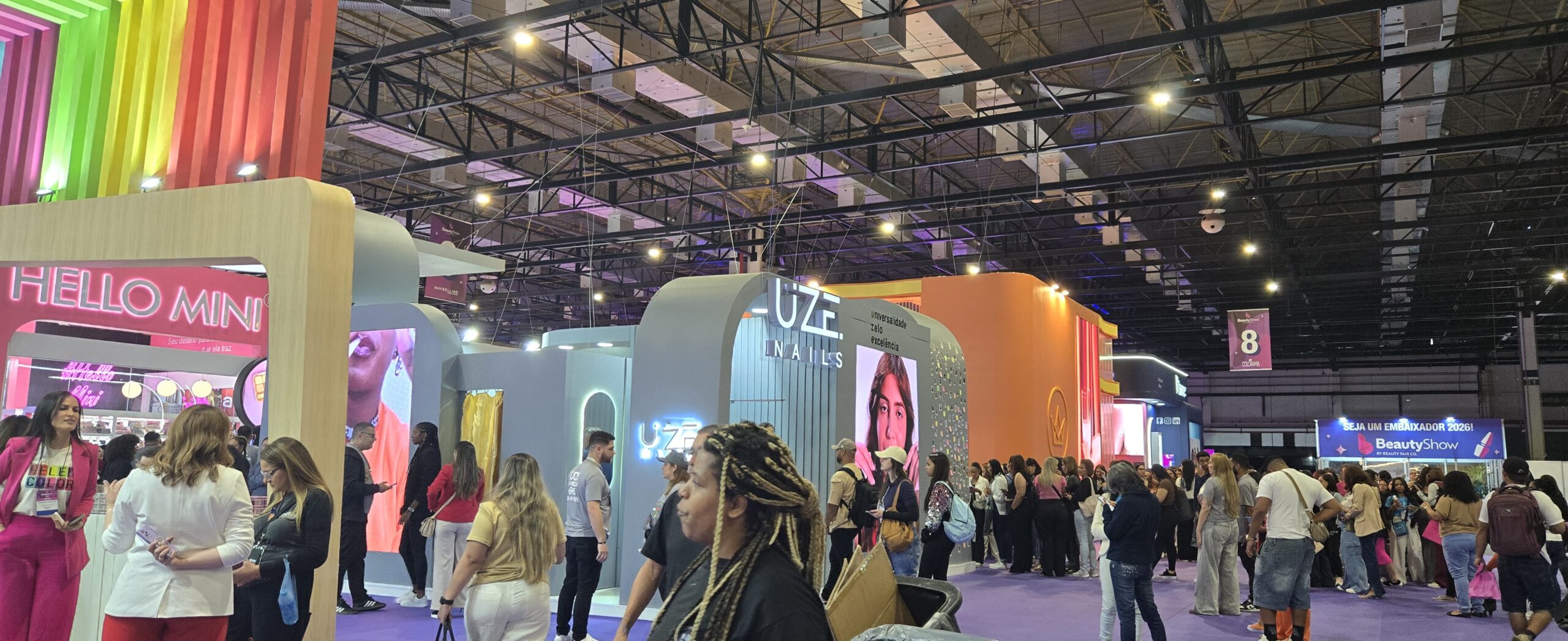 Beauty Show 2025 na entrada do evento em São Paulo, com visitantes chegando, banner oficial ao fundo e clima movimentado no pavilhão principal.