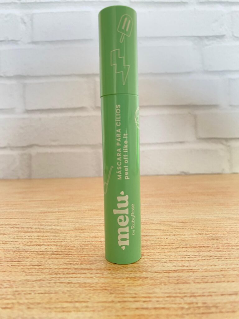 Máscara para cílios Ruby Rose da linha Melu com embalagem verde e design divertido. Oferece definição e volume, com escova projetada para destacar cada fio.