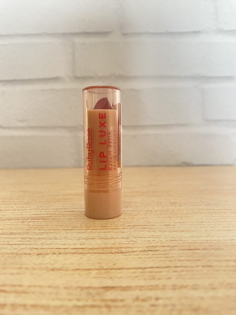 Balm hidratante Ruby Rose da linha Melu com efeito corado e embalagem nude translúcida. Textura cremosa que realça a cor natural dos lábios com brilho discreto.