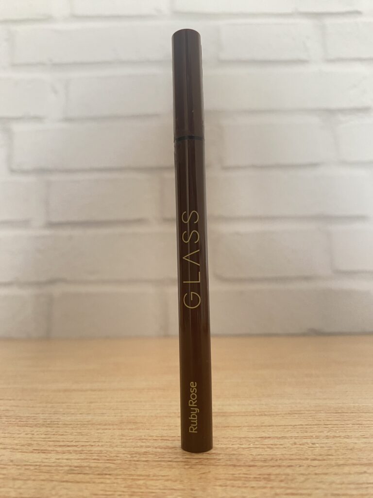 Caneta para sobrancelhas Ruby Rose da linha Glass em embalagem cilíndrica marrom com tampa e letras douradas.