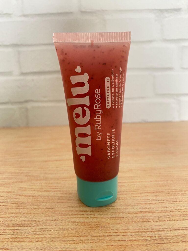 Sabonete facial Ruby Rose da linha Melu com microesfoliantes visíveis.