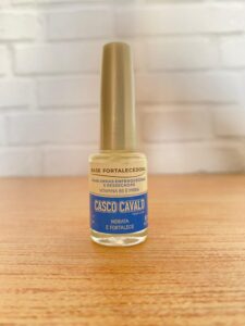 Casco de Cavalo – base fortalecedora para unhas enfraquecidas, com vitamina B5 e mirra, indicada para hidratar e prevenir quebras.
