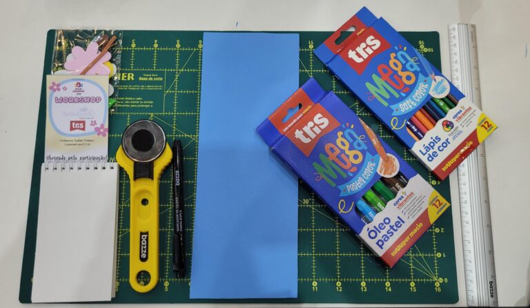 Mega Artesanal oferece oficina criativa com materiais da Tris e Bazze, incluindo lápis de cor, óleo pastel, cortador circular, marcador permanente e folhas em EVA, promovendo atividades práticas durante o evento de 2025.