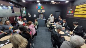 Posca recebe visitantes para oficinas de arte ao vivo na Mega Artesanal 2025, onde participantes utilizam os marcadores para criar peças únicas em um ambiente criativo e interativo.