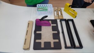Rocama exibe grampeadores coloridos, peças de MDF e kits de demonstração em bancada interativa na Mega Artesanal 2025.