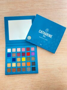 Paleta de sombras da Catharine Hill com 30 cores vibrantes. Embalagem azul com espelho interno.