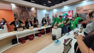 Rocama oferece demonstração ao vivo de grampeadores e acessórios na Mega Artesanal 2025, com instrutores explicando o uso dos produtos em tempo real para visitantes e artesãos.