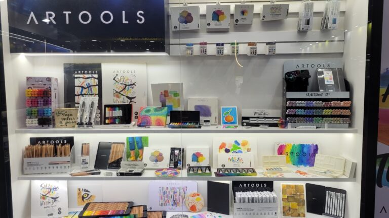 Tris também destaca a linha Artools, com vitrine repleta de materiais artísticos como lápis de cor, canetas aquareláveis, tintas, pincéis, blocos de desenho e marcadores profissionais, voltada ao público criativo e ilustradores.
