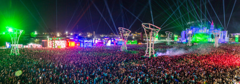 The Town impressiona com visão panorâmica noturna, palco Skyline iluminado e multidão reunida em celebração à música, cultura e tecnologia.