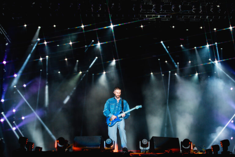 The Town recebe Maroon 5 com show intimista e visual impactante; Adam Levine toca guitarra azul sob jogo de luzes intensas no palco Skyline.