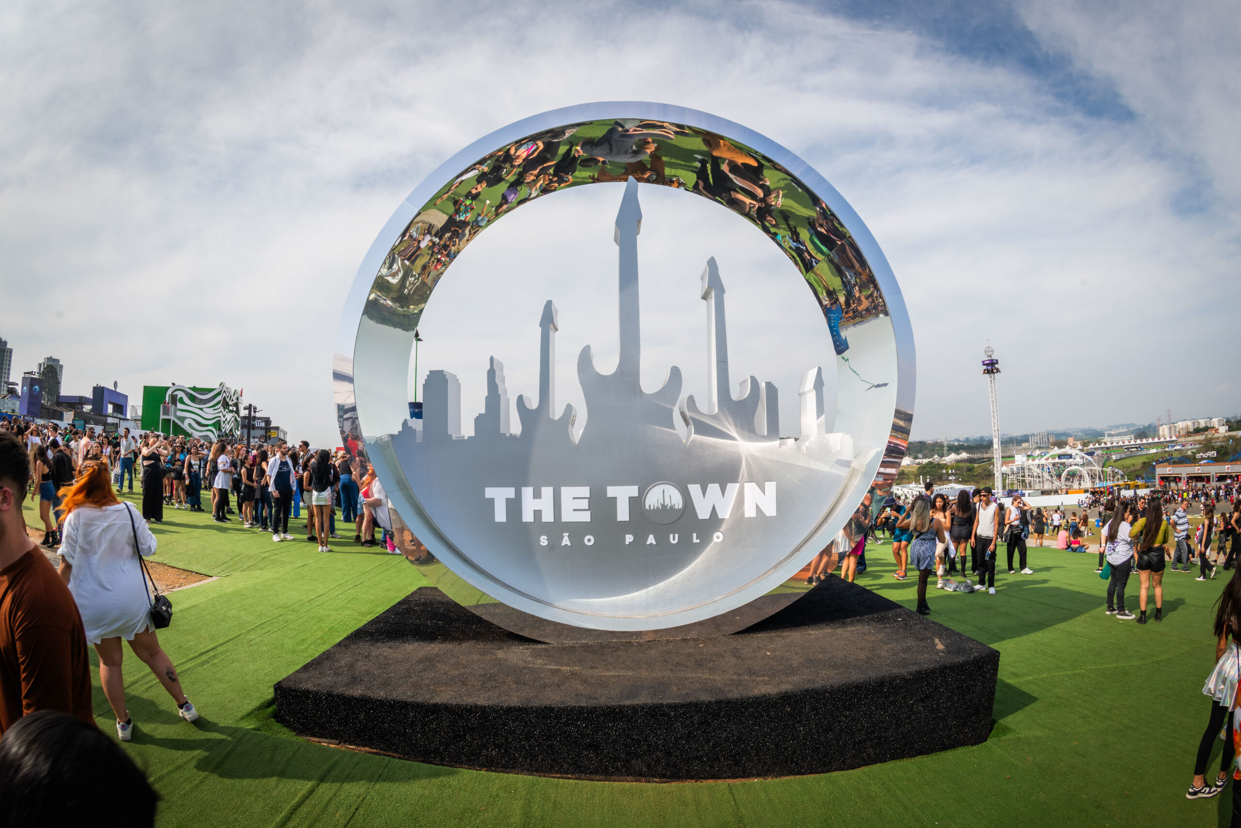 The Town atrai multidões ao Autódromo de Interlagos com sua icônica escultura espelhada em forma de skyline musical; público forma filas para registrar o momento no festival em São Paulo.