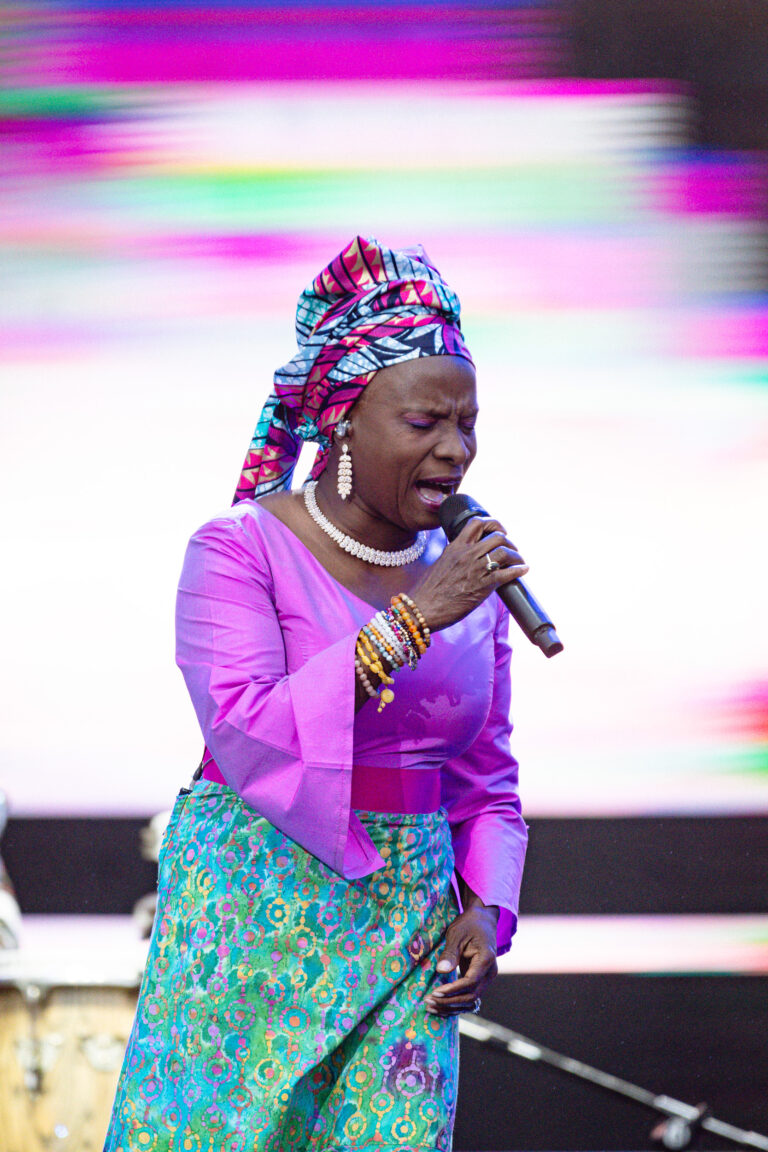 The Town destaca a representatividade com show de Angélique Kidjo no palco The One; cantora beninense emociona com traje tradicional e performance vibrante cheia de identidade cultural.