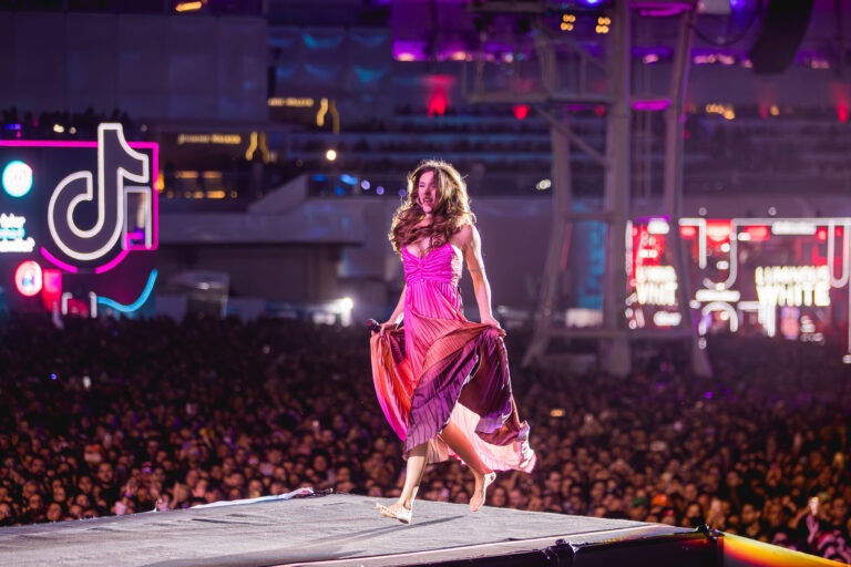 The Town 2023 encanta com a performance de Joss Stone, que surgiu descalça e deslumbrante em um vestido vibrante, emocionando o público com sua presença carismática.