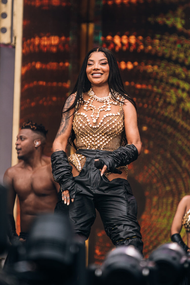 The Town vibra com Ludmilla em show potente no palco Skyline; artista brilha com look dourado e preto, cercada por dançarinos e efeitos visuais quentes.