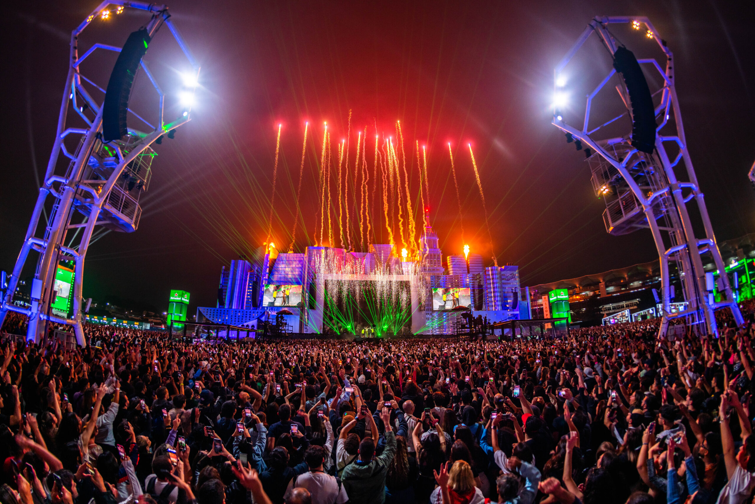 The Town impressiona com show de fogos no palco Skyline; público lota o gramado para assistir à queima pirotécnica em meio a lasers, efeitos visuais e estruturas futuristas iluminadas.