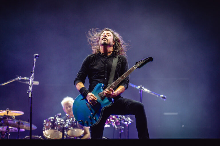 The Town 2023 explode em rock com Foo Fighters liderado por Dave Grohl no palco Skyline, em show eletrizante que agitou milhares de fãs no festival em São Paulo.