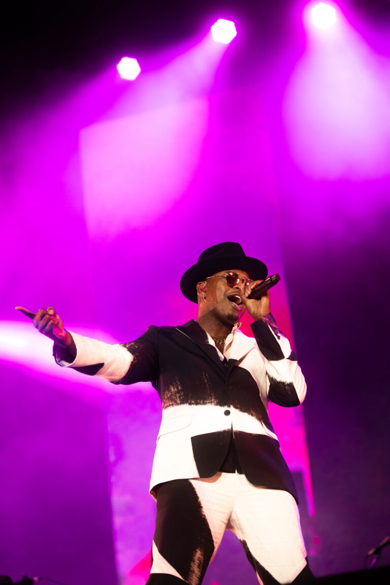The Town celebra o R&B com apresentação de Ne-Yo no palco The One; cantor esbanja carisma em look preto e branco sob luzes roxas e atmosfera sofisticada.