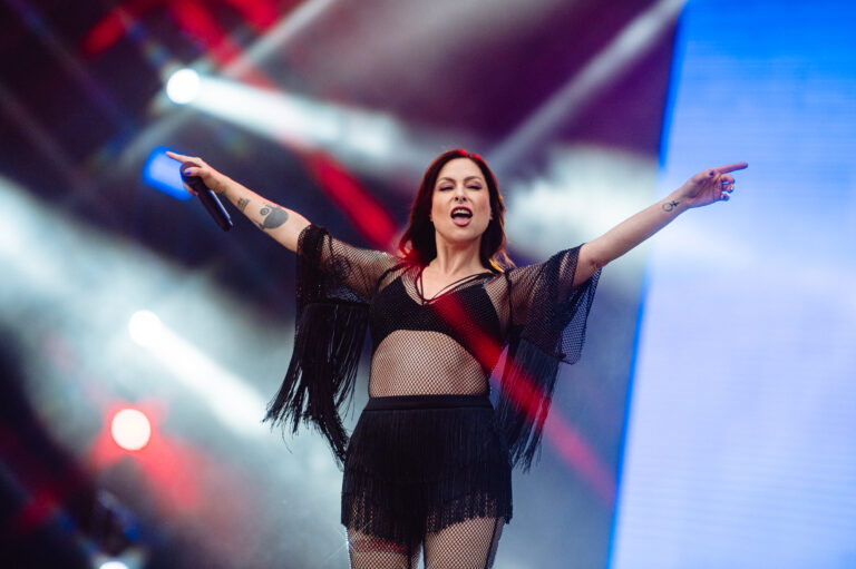The Town 2023 recebe a cantora Pitty no palco Skyline, com performance intensa e look marcante que agitou o público com clássicos do rock nacional.