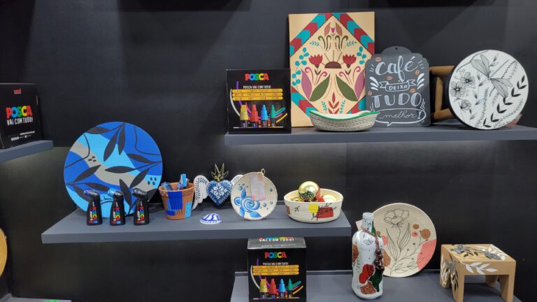 Posca exibe peças de artesanato personalizadas com marcadores em pratos, garrafas, cestos e painéis decorativos, destacando a versatilidade da linha de canetas em diferentes superfícies como madeira, cerâmica e tecido.
