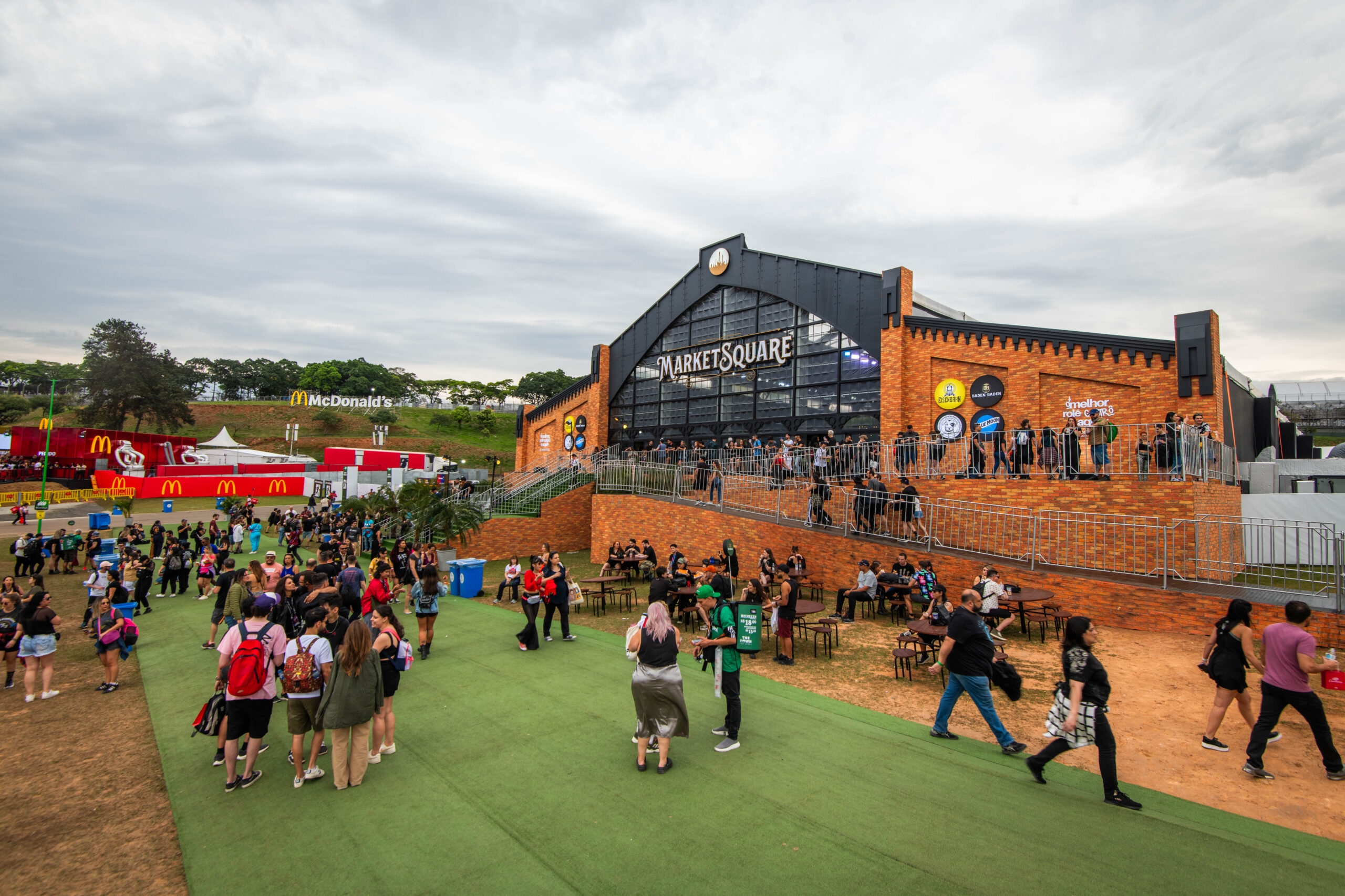 The Town mostra a área Market Square no Autódromo de Interlagos, espaço gastronômico com restaurantes e público reunido durante o festival em São Paulo.