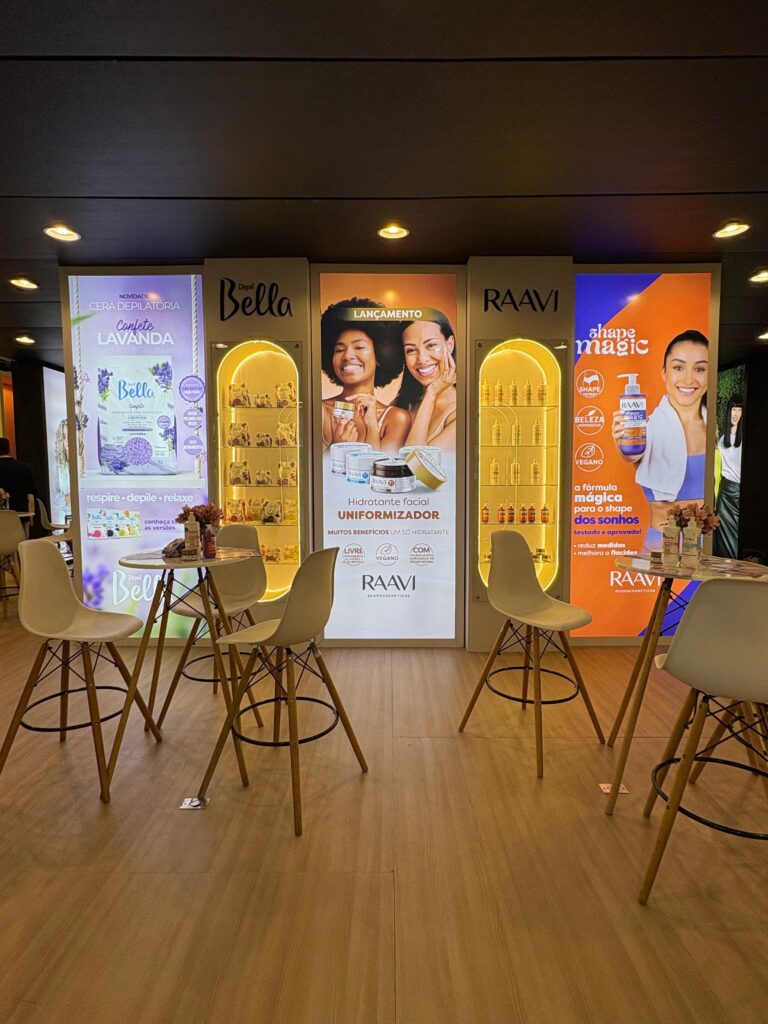 Depil Bella e Raavi apresentam lançamentos na Beauty Fair 2025 com painéis iluminados, destaque para cera lavanda e hidratante facial uniformizador.