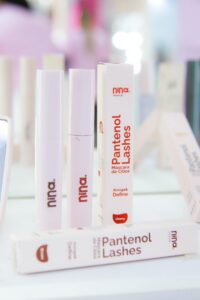 Máscaras de cílios Brown e Cherry da linha Pantenol Lashes da Nina Makeup apresentadas na Beauty Fair 2025.