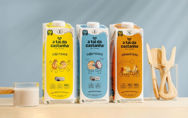 Linha de bebidas vegetais da A Tal da Castanha com sabores caju+pará, caju+coco e mixed nuts expostas em bancada.