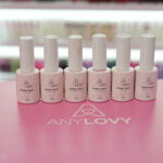 Linha Rubber Base Any Lovy em embalagens brancas, com opções Clear, Cover, Natural, Nude e Realista.
