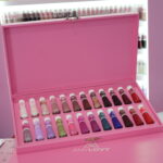 Caixa rosa com coleção de esmaltes Any Lovy em diferentes cores exposta na Beauty Fair 2025.