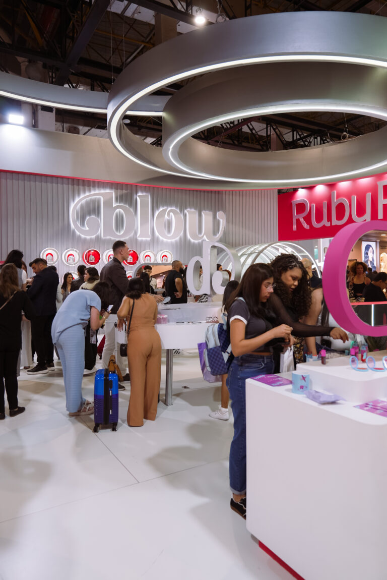 Visitantes exploram o espaço da Ruby Rose na Beauty Fair 2025, conhecendo os produtos da linha Blow.