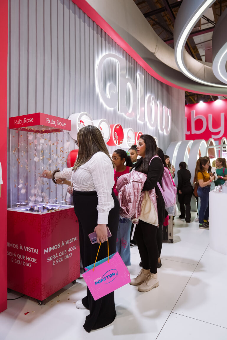 Ativação da máquina de mimos no estande da Ruby Rose durante a Beauty Fair 2025 atrai participantes em busca de brindes.