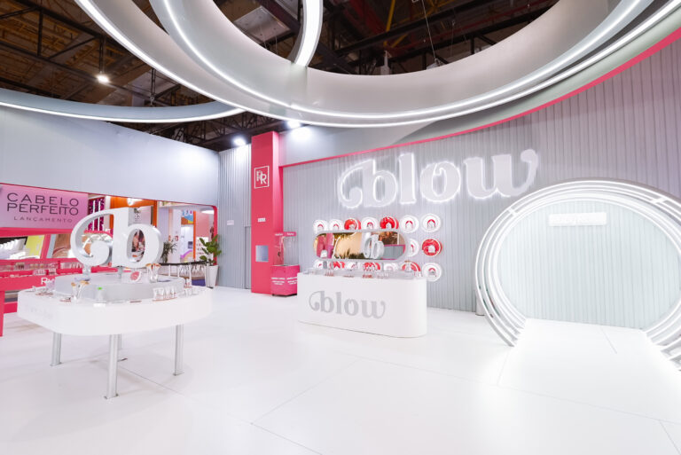 Estande da Ruby Rose na Beauty Fair 2025 exibe a identidade visual da linha Blow com design moderno e iluminado.