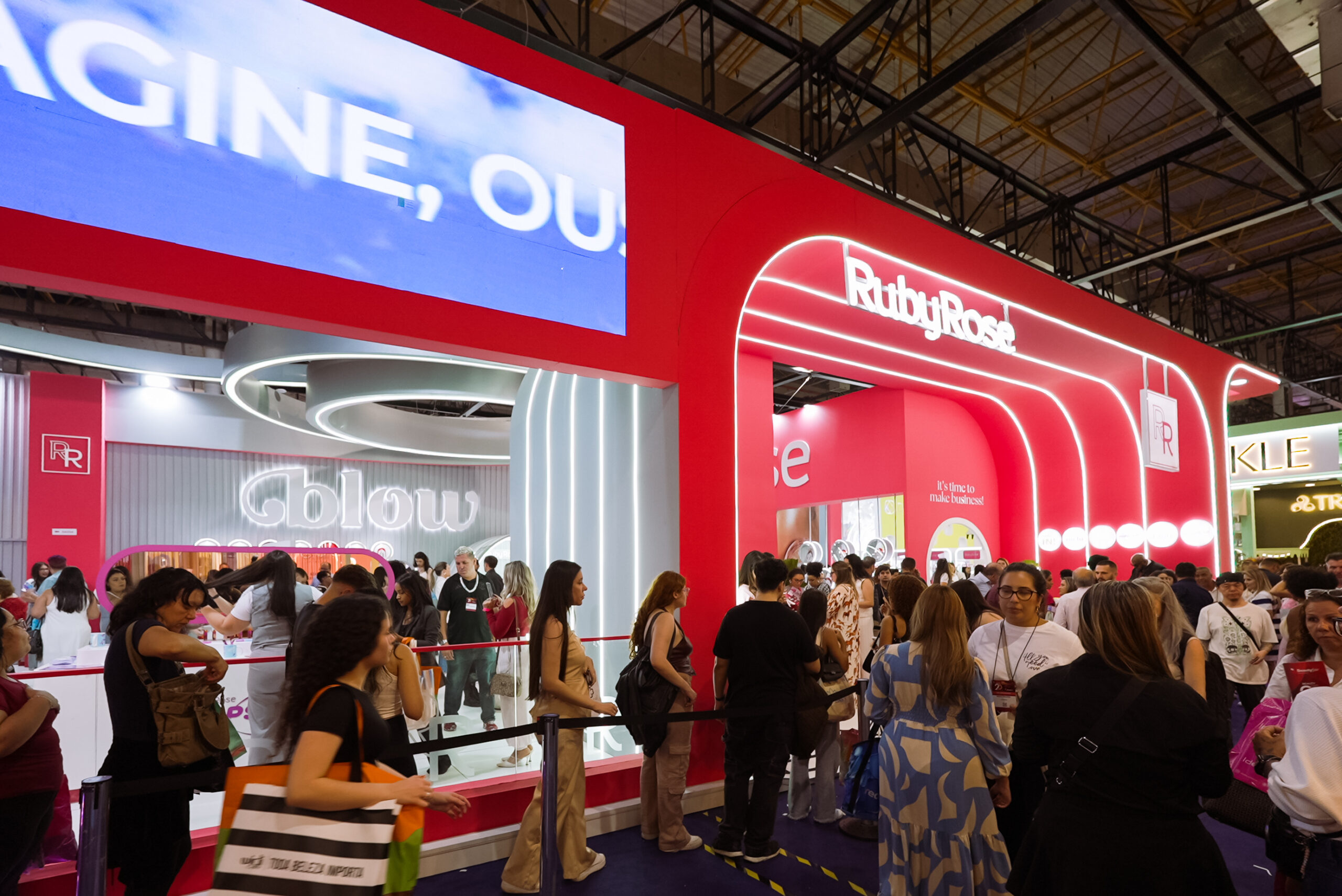 Ruby Rose Lança Linha Blow na Beauty Fair 2025