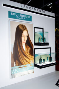 Linha Scalp Truss Equilibrium apresentada na Beauty Fair 2025, produtos para couro cabeludo com ação antioleosidade, anticaspa e fragrância desenvolvida com neurociência.