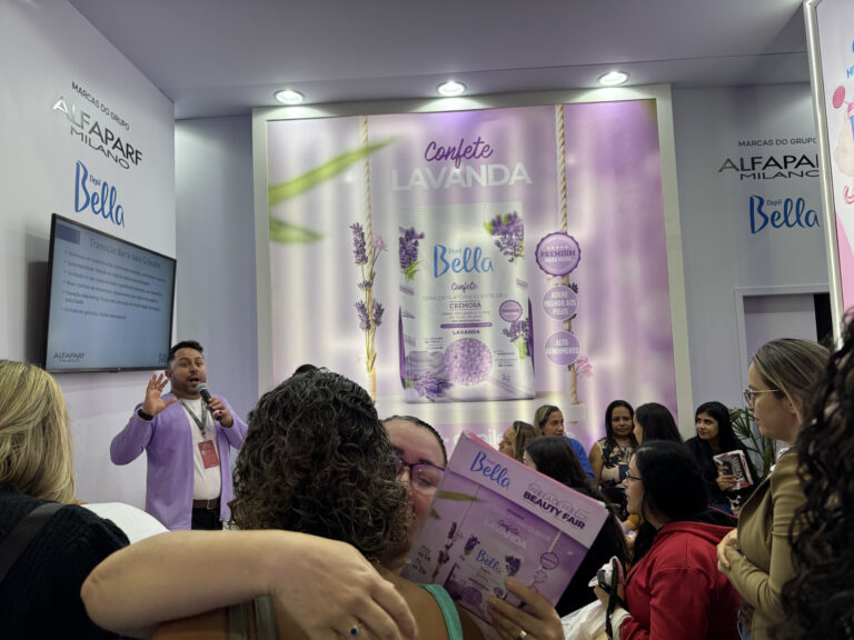 Ativação da Depil Bella na Beauty Fair 2025 apresenta a cera confete lavanda com demonstração ao público.