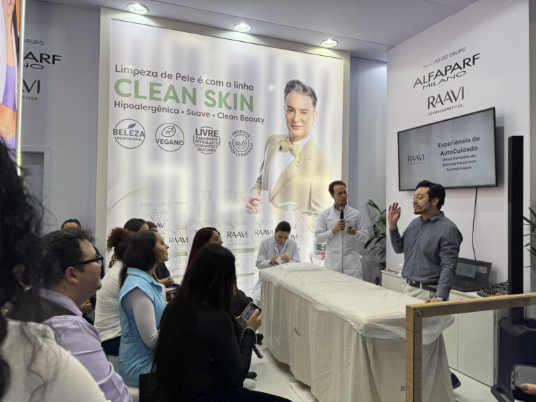 Ativação da Raavi na Beauty Fair 2025 apresenta produtos com demonstração ao público.