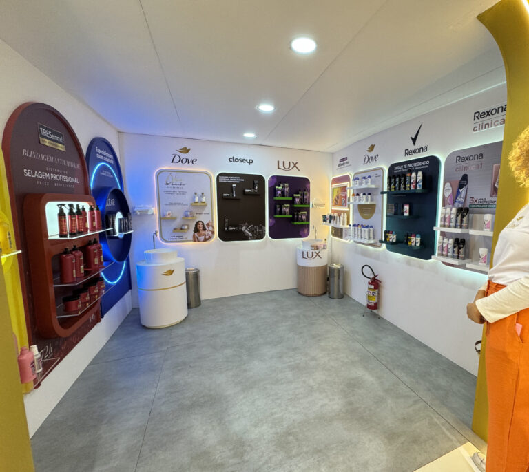 Espaço da Dove na Beauty Fair 2025 dentro do estande da Unilever, com exposição de produtos ao lado de Lux, Rexona e Closeup.