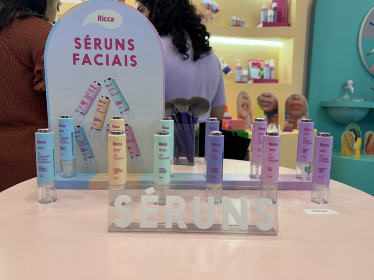 Séruns faciais Ricca com embalagens inovadoras em formato de seringa expostos no estande da marca na Beauty Fair 2025.
