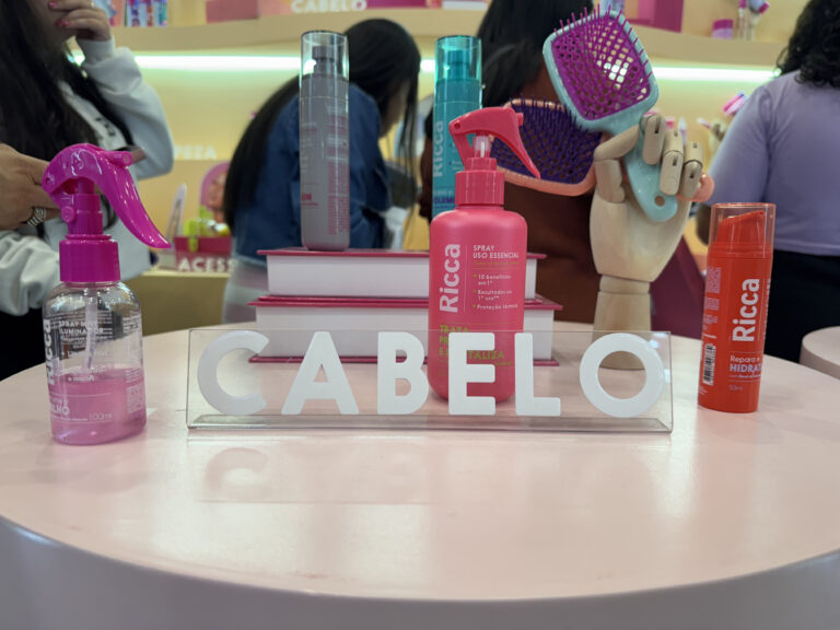 Finalizadores capilares Ricca em exposição, incluindo sprays e reparadores, no estande da marca na Beauty Fair 2025.