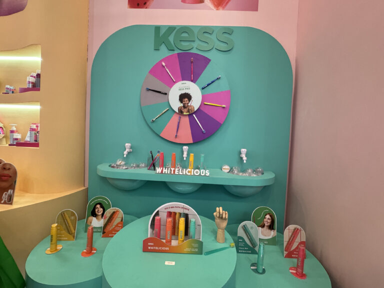 Produtos de higiene bucal da Kess, marca do grupo Belis Company ao lado da Ricca, apresentados na Beauty Fair 2025.